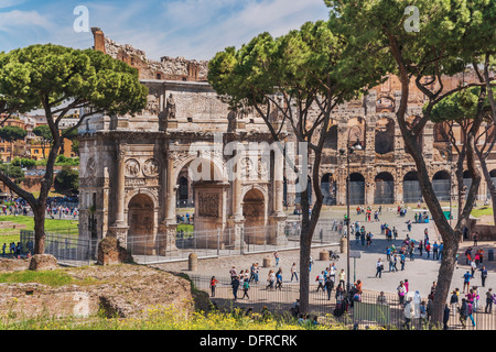 Arc de Constantin (Arco di Costantino) est situé en face du Colisée. Il a été construit à partir de 312 à 315, Rome, Italie, Europe Banque D'Images