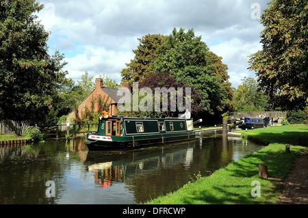 Canal à New Haw Surrey avec bateau étroit en premier plan Banque D'Images