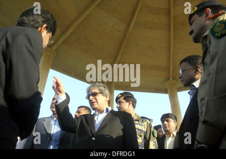 Gouverneur du Sind, M. Ishrat-ul- Ebad Khan vue d'échanges avec les agents du parc et de l'Horticulture K.M.C sur la première occasion de Gulshan-e-Jinnah (Polo) Masse, à Karachi, le Mardi, Octobre 08, 2013. Banque D'Images