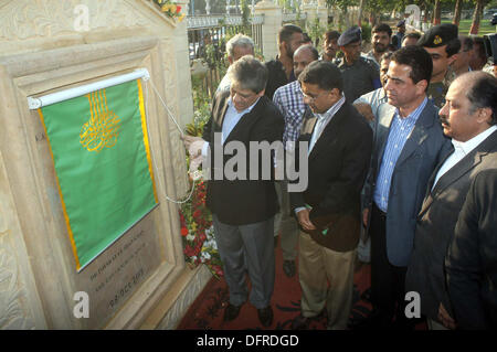 Gouverneur du Sind, M. Ishrat-ul- Ebad Khan dévoile au cours de Gulshan-e-Jinnah (Polo) Masse, à Karachi, le Mardi, Octobre 08, 2013. Directeur général Parcs et Horticulture K.M.C, et d'autres Ashfaque Mallah sont également présents. Banque D'Images