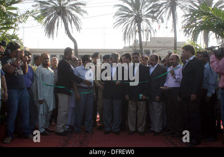 Gouverneur du Sind, M. Ishrat-ul- Ebad Khan coupe le ruban lors de la cérémonie d'inauguration Gulshan-e-Jinnah (Polo) Masse, à Karachi, le Mardi, Octobre 08, 2013. Directeur général Parcs et Horticulture K.M.C, et d'autres Ashfaque Mallah sont également présents. Banque D'Images