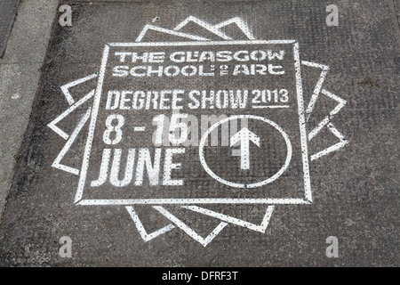 Annonce d'un degré à l'École Montrer peint sur un trottoir, Glasgow, Écosse, Royaume-Uni Banque D'Images