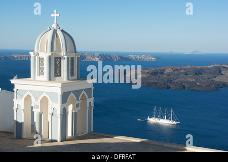 Santorin (thira), CYCLADES, en Grèce. Une vue de la falaise village de Firostephani près de Fira. L'année 2013. Banque D'Images