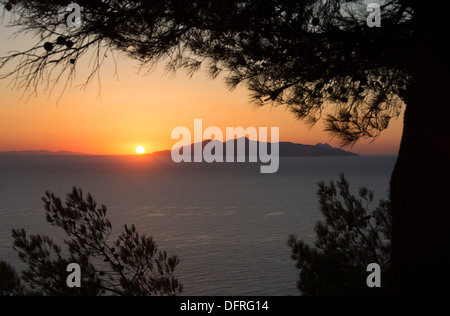 CYCLADES, Grèce. Lever du soleil sur la mer Égée depuis Santorin (thira), avec l'île d'Anafi dans la distance. Banque D'Images