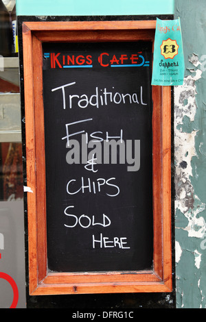 Kings café est fermé en permanence. Panneau Kings Cafe pour les Fish and chips traditionnels, centre-ville de Glasgow, Écosse, Royaume-Uni. Banque D'Images