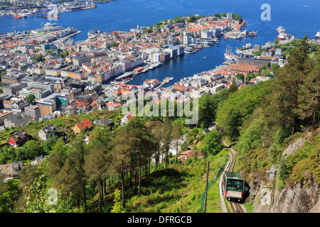 Vue aérienne de la gare de funiculaire Floibanen et autour de la ville de Bergen port Vågen du mont Floyen, Bergen, Hordaland, Norvège Banque D'Images