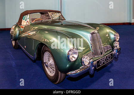 1950 Aston Martin DB1 à l'affiche au Salon de l'automobile, 2013 Goodwood Revival, Sussex, UK. Banque D'Images