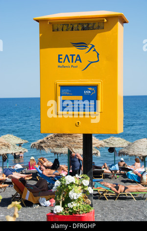 Un grec ELTA Hellenic Post postbox par une plage. Banque D'Images