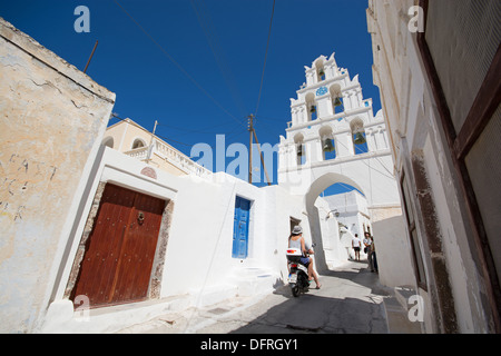 Santorin (thira), CYCLADES, en Grèce. Une rue avec un campanile dans le village perché de Meghalochori. L'année 2013. Banque D'Images