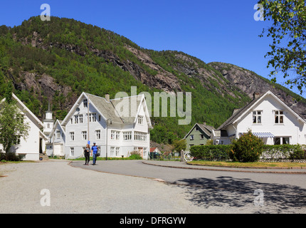 Bâtiments en bois blanc traditionnel dans petit village à la fin de l'Mofjorden. Mo, Modalen, Hordaland, Norvège, Scandinavie Banque D'Images