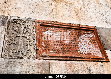 Sculpté en lettres arméniennes anciennes inscriptions sur mur de pierre de la ville médiévale de guéghard monastère en Arménie Banque D'Images