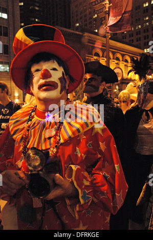 Habillé en clown pierrot pour l'Halloween à Philadelphie, USA. Banque D'Images