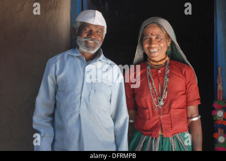 Gros plan sur le couple tribal Bareli. Visages ruraux de l'Inde Banque D'Images