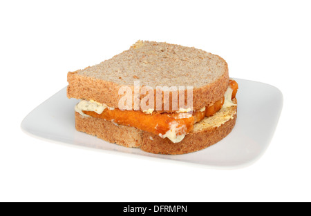 Doigts de poisson sur une plaque sandwich isolés contre white Banque D'Images