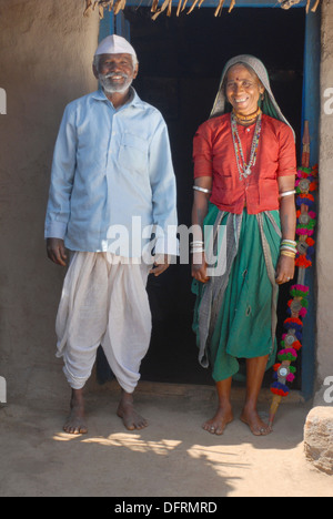 Gros plan sur le couple tribal Bareli. Visages ruraux de l'Inde Banque D'Images