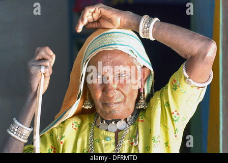 Gros plan d'une ancienne tribu Bareli, Madhya Pradesh, Inde. Visages ruraux de l'Inde Banque D'Images