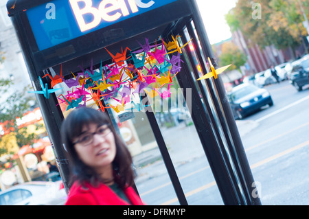 Guérilla artistique : street art éphémère installation d'Origami (symboles de paix) sur une cabine téléphonique à Montréal Banque D'Images