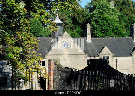 Vieille église Annesley Hall et.Église de tous les Saints. Bloc de travail stable avec réveil. Banque D'Images