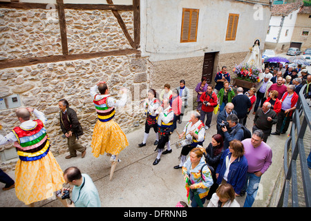 Au cours de la Procession 'Danza de los Zancos Anguiano, danse folklorique",La Rioja, Espagne Banque D'Images