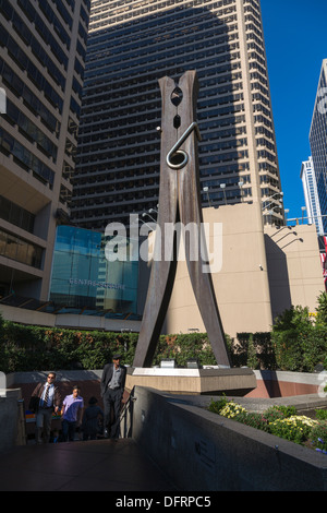 Sculpture en acier, Clothespin de Claes Oldenburg, Centre Square, 1500 Market Street, Philadelphie. Banque D'Images