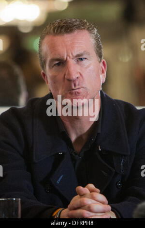 Londres, Royaume-Uni. 05Th Oct, 2013. Kevin Carroll, Fondateur et leader du groupe anti-islamiste, la Ligue de défense anglaise (EDL), annoncer la décision de quitter le groupe, à la conférence de presse. Londres, Royaume-Uni 2013-10-08 Crédit : martyn wheatley/Alamy Live News Banque D'Images