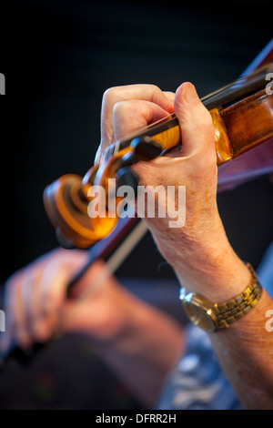 Gros plan du vieil homme jouant du violon Banque D'Images