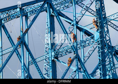 Middlesbrough, Cleveland, au Royaume-Uni. 8 octobre 2013. Les travailleurs continuent la peinture du Pont Transbordeur à Middlesbrough. La gondole suspendue du pont prend les passagers et les voitures de l'autre côté de la Rivière Tees entre Middlesbrough et Port-clarence. La peinture a commencé le 27 juin, août. Cela fait dix années que le pont a été mise en peinture. Le Pont transbordeur est l'un des trois ponts transporteurs restants au Royaume-Uni ; les deux autres sont à Newport et Warrington. Credit : ALANDAWSONPHOTOGRAPHY/Alamy Live News Banque D'Images