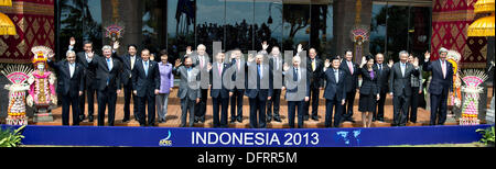 Le secrétaire d'Etat américain John Kerry pose avec les dirigeants de l'APEC pour une photo de famille à la conclusion de l'Leaders Summit le 8 octobre 2013 à Bali, Indonésie. Banque D'Images