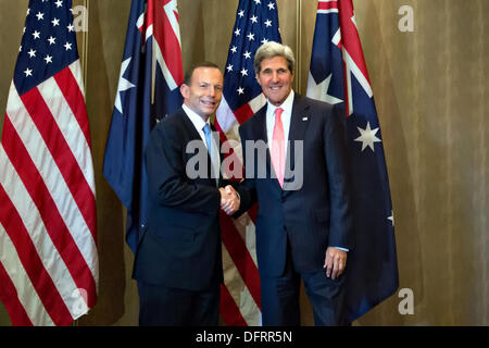 Le secrétaire d'Etat américain John Kerry, serre la main avec le Premier Ministre Australien Tony Abbott avant leur réunion bilatérale le 8 octobre 2013 à Bali, Indonésie. Banque D'Images