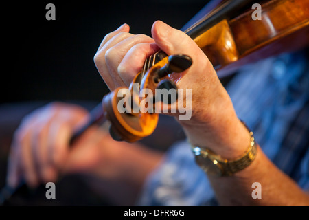 Gros plan du vieil homme jouant du violon Banque D'Images