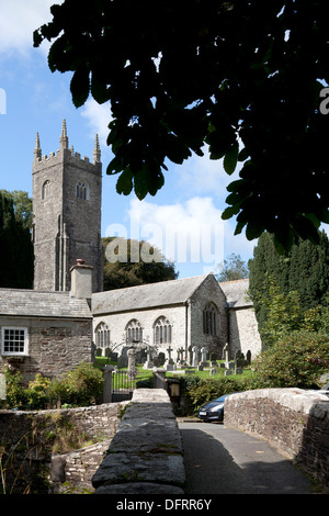 L'église St Nonna ('Cathédrale des Maures') avec de vieux pont à cheval en premier plan, Altarnun, Cornwall Banque D'Images