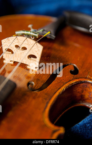 Gros plan du ancien violon dans son étui Banque D'Images
