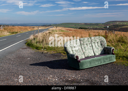 Canapé abandonnés dans une aire à côté de la route, Scammonden, West Yorkshire Banque D'Images