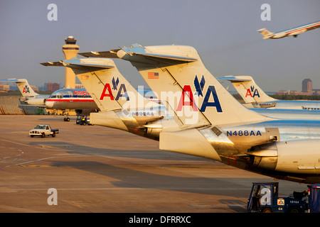 Les avions de la compagnie aérienne américaine à l'aéroport Fort Worth de Dallas, Dallas Texas, États-Unis Banque D'Images