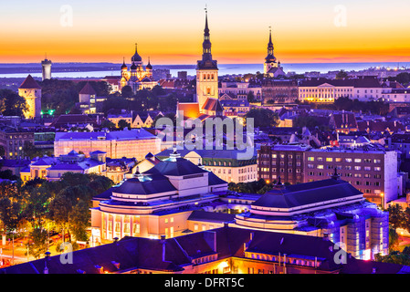 Skyline de Tallinn, Estonie au coucher du soleil. Banque D'Images