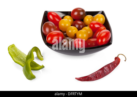 Jeu de légumes : tomates cerises, poivron rouge et le poivron vert frais isolé sur fond blanc Banque D'Images