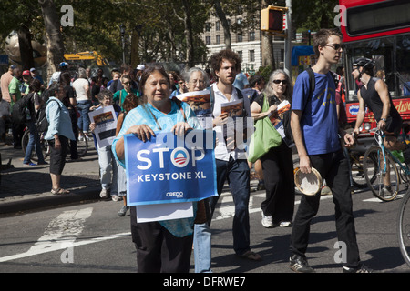 Les militants de l'environnement rassemblement à Paris contre le pipeline Keystone XL, ainsi que la fracturation hydraulique dans l'État de New York Banque D'Images