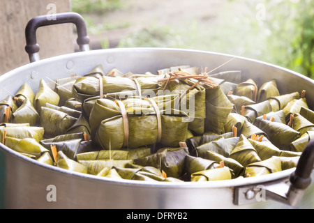 Khao tom mad est un dessert traditionnel thaïlandais fait à partir de riz gluant, le lait de coco, le sucre et les bananes , envelopper de feuilles de banane. Banque D'Images