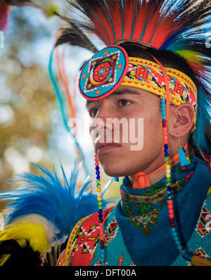 Les jeunes Amérindiens Chumash, adultes, danseur d'herbe à l'Inter Tribal 2013 Pow Wow, Live Oak, Santa Ynez Valley, Californie Banque D'Images