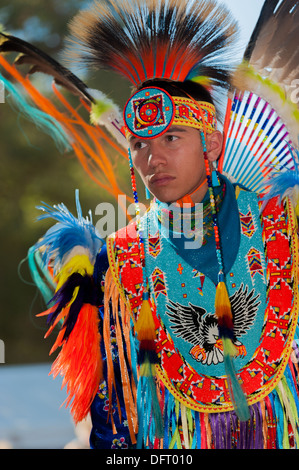 Les jeunes Amérindiens Chumash, adultes, danseur d'herbe à l'Inter Tribal 2013 Pow Wow, Live Oak, Santa Ynez Valley, Californie Banque D'Images