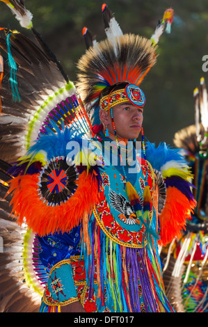 Les jeunes Amérindiens Chumash, adultes, danseur d'herbe à l'Inter Tribal 2013 Pow Wow, Live Oak, Santa Ynez Valley, Californie Banque D'Images