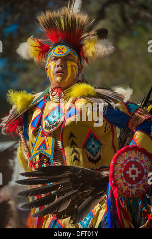 Native American man Chumash, danseur d'herbe, à la tribu 2013 Pow Wow, Live Oak camp, Santa Ynez Valley, Californie Banque D'Images