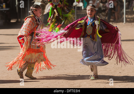 Native American girls Chumash dance à l'Inter Tribal 2013 Pow Wow, Live Oak, Santa Ynez Valley, Californie Banque D'Images