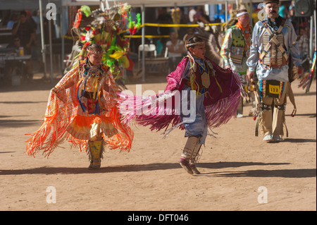 Native American girls Chumash dance à l'Inter Tribal 2013 Pow Wow, Live Oak, Santa Ynez Valley, Californie Banque D'Images