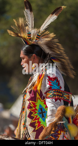 Native American man Chumash, danseur d'herbe, à la tribu 2013 Pow Wow, Live Oak camp, Santa Ynez Valley, Californie Banque D'Images