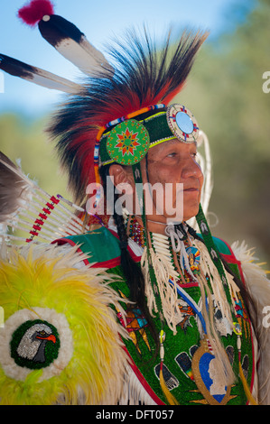 Native American man Chumash, danseur d'herbe, à la tribu 2013 Pow Wow, Live Oak camp, Santa Ynez Valley, Californie Banque D'Images