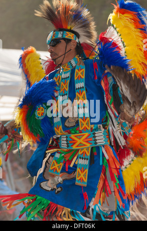 Native American man Chumash, danseur d'herbe, à la tribu 2013 Pow Wow, Live Oak camp, Santa Ynez Valley, Californie Banque D'Images