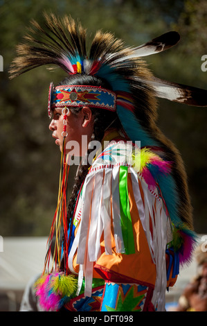 Native American Chumash, jeunes adultes à l'Inter Tribal 2013 Pow Wow, Live Oak, Santa Ynez Valley, Californie Banque D'Images