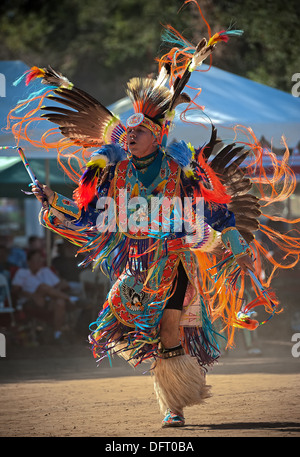 Native American man Chumash danser à l'Inter Tribal 2013 Pow Wow, Live Oak camp, Santa Ynez Valley, Californie Banque D'Images