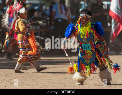 Les enfants amérindiens Chumash dance à l'Inter Tribal 2013 Pow Wow, Live Oak camp, Santa Ynez Valley, Californie Banque D'Images